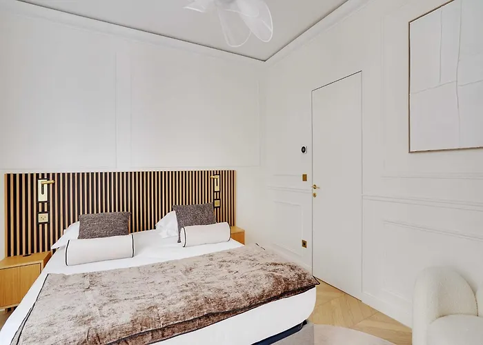 Apartment Elegant A C 2br 6p 17th Monceau *
